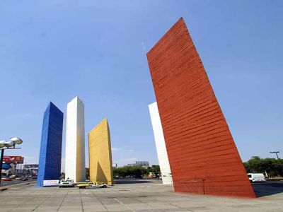 Torres de Satélite. Identidad.