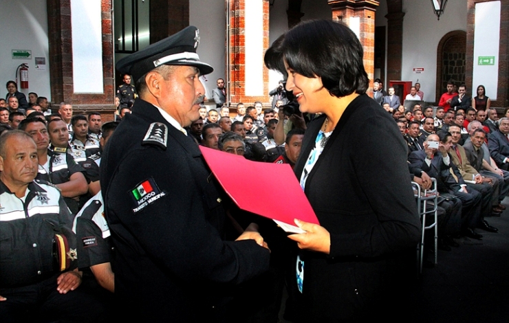 Martha Hilda. Entrega estímulos.