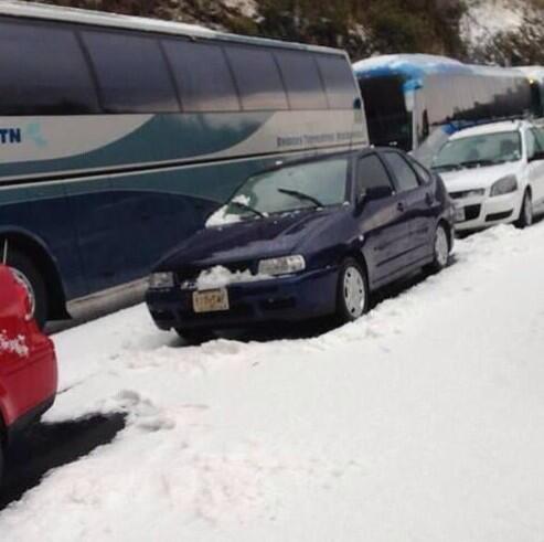 Granizada caótica. Vehículos varados.