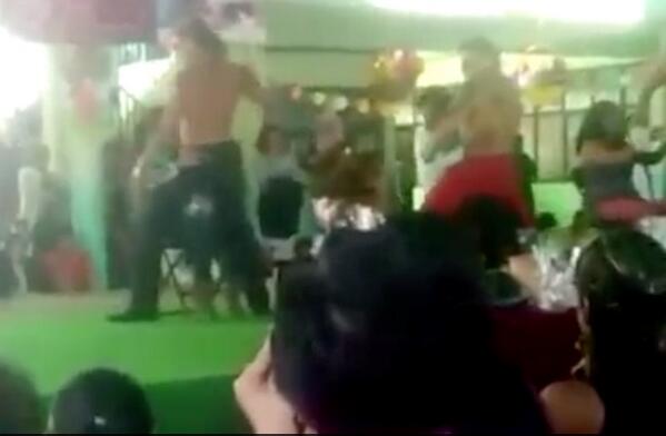 Stripers en escuela. Foto de Twitter.