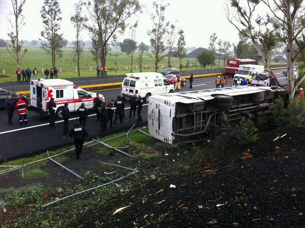 Volcadura de autobús. Foto de twitter.