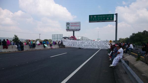 Bloqueo al Circuito Exterior Mexiquense. Foto twitter.