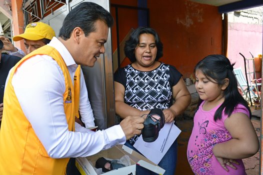 Entrega de calzado. Menores de Neza.