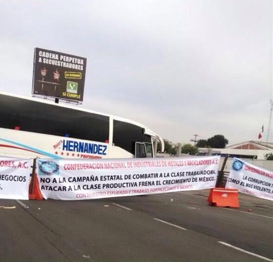Bloqueos en carreteras. Tránsito detenido.