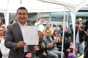 Octavio Martínez, en su registro como precandidato. (foto PRD)