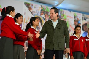 Eruviel Ávila. Entrega apoyos sociales. Foto GEM.