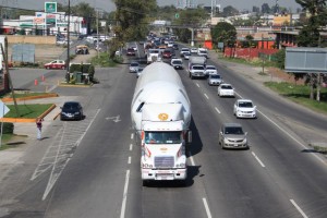 Traslado de fuselaje. Caos vial. Foto Agencia MVT.