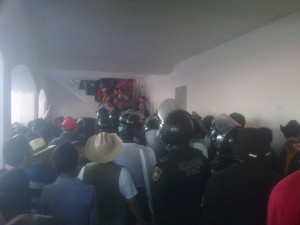 Nuevo enfrentamiento en San Francisco Magú. ahora por agua. (Foto:Especial)