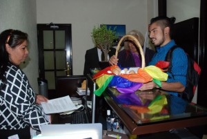 Entregando el documento y la canasta con blanquillos /(foto Agencia MVT)