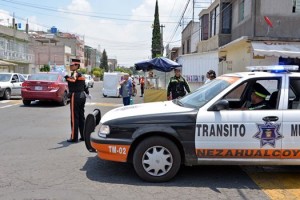 Tránsito municipal de Neza. Arranca infracciones. Foto Especial.