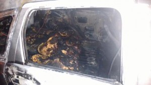 Vehículo calcinado. Dos cadáveres en su interior. Foto Twitter.