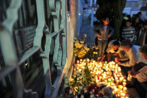 SE PRONUNCIAN CONTRA LA VIOLENCIA CON VELADORAS Y FLORES
