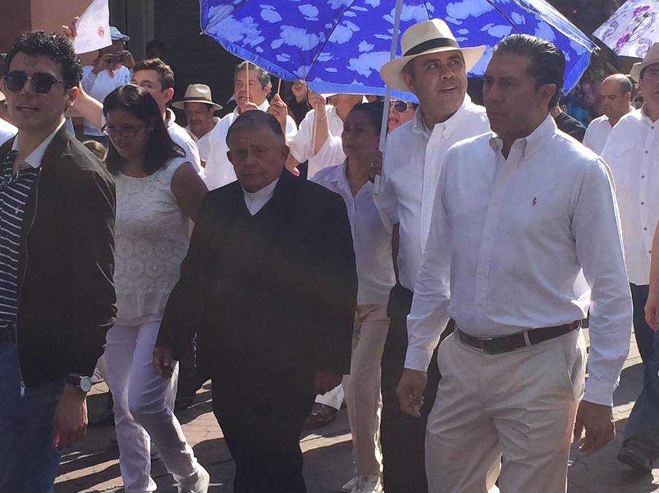 Obispo de Toluca, Francisco Chavolla y el ex alcalde Juan Rodolfo Sánchez Gómez en la marcha